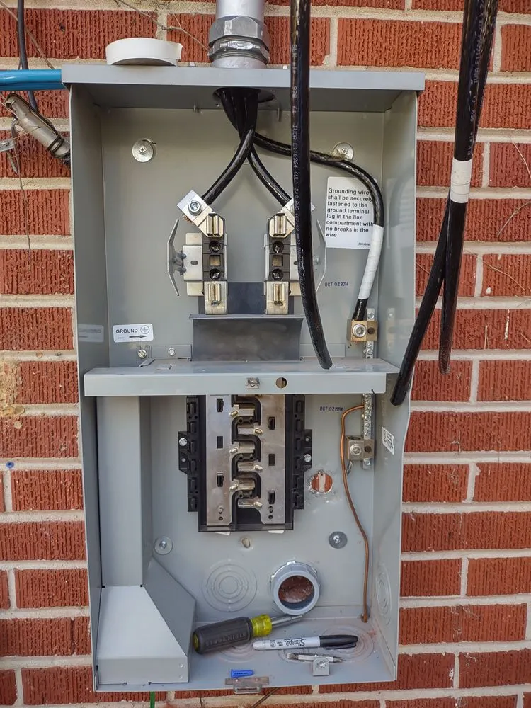 Emergency electrician providing electrical repair in , 