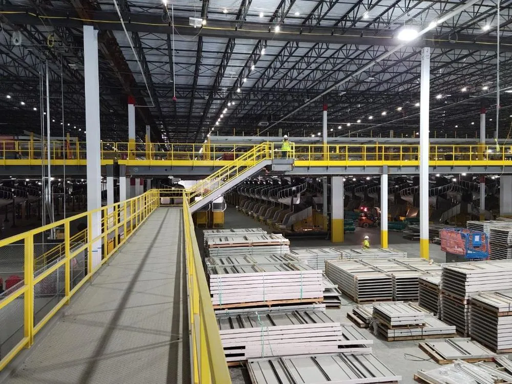 Certified electrician providing emergency electrical service in , 