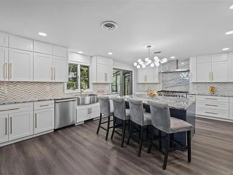 Licensed electrician providing emergency electrical service in , 