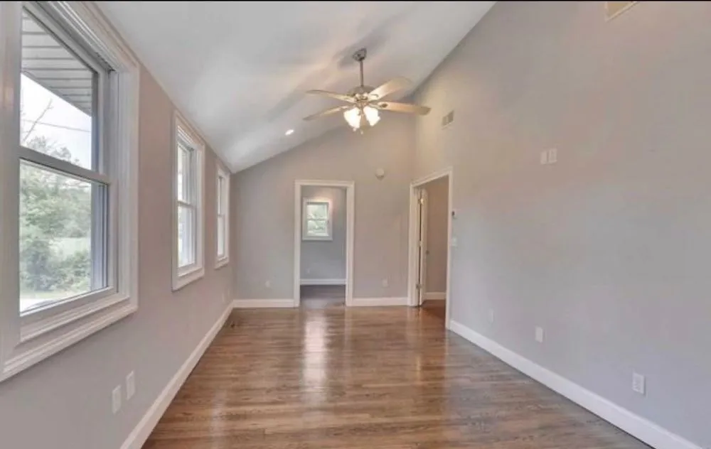 Licensed electrician providing emergency electrical service in , 