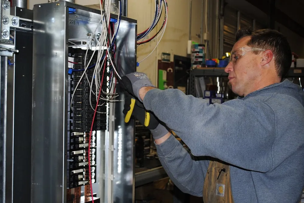 Emergency electrician providing emergency electrical service in , 