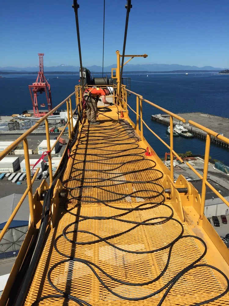 Licensed electrician providing emergency electrical service in , 