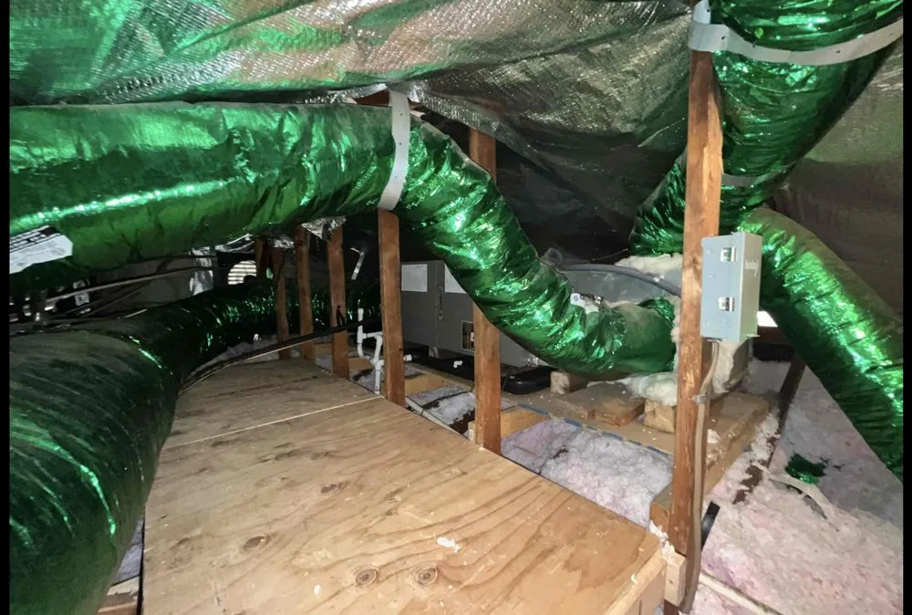 Affordable electrician providing emergency electrical service in , 