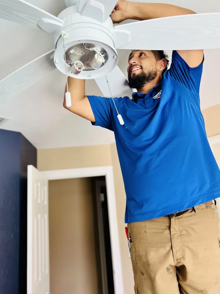 Licensed electrician providing circuit breaker repair in ,