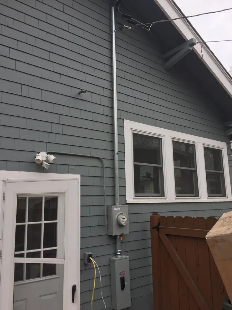 Trusted electrician providing emergency electrical service in , 