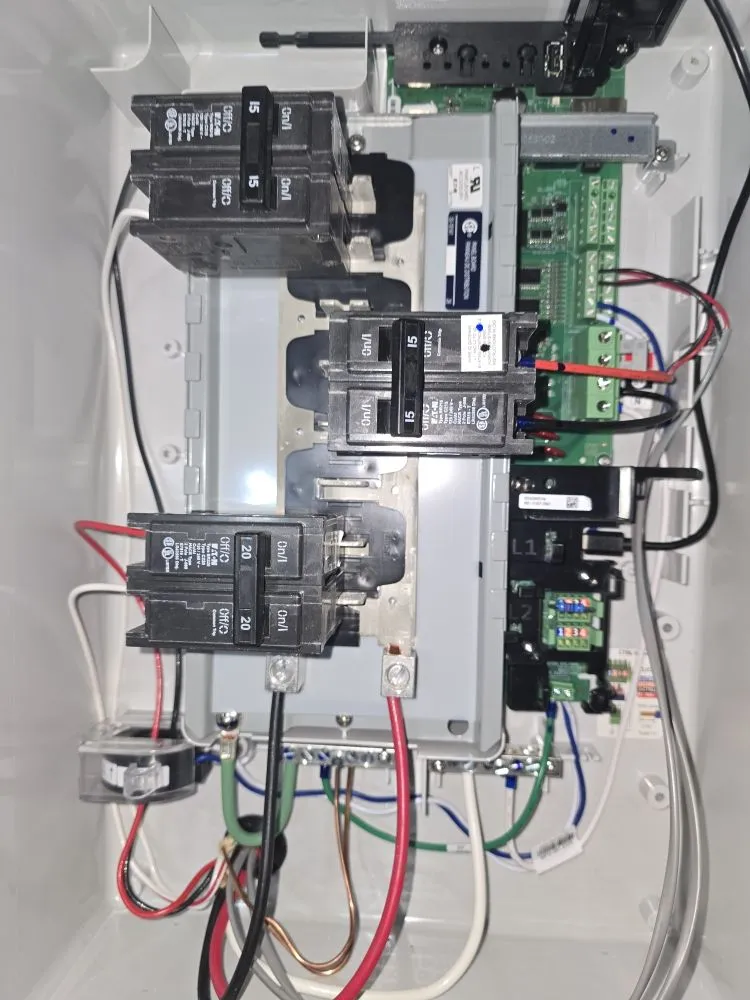 Licensed electrician providing electrical repair in , 