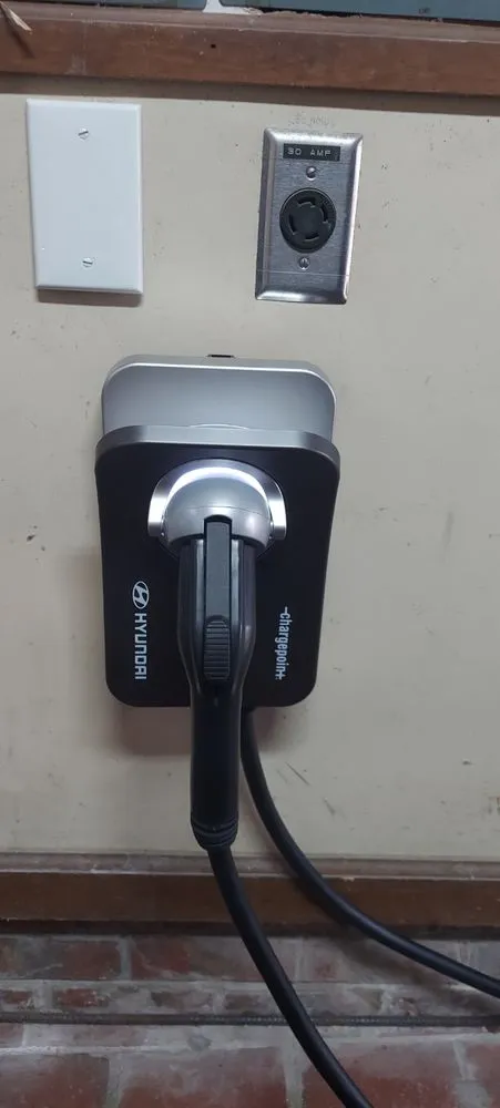 Licensed electrical service for homes in lighting installation,  by 