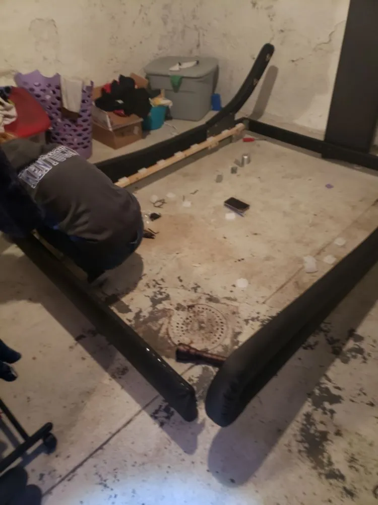 Emergency electrician providing circuit breaker repair in , 