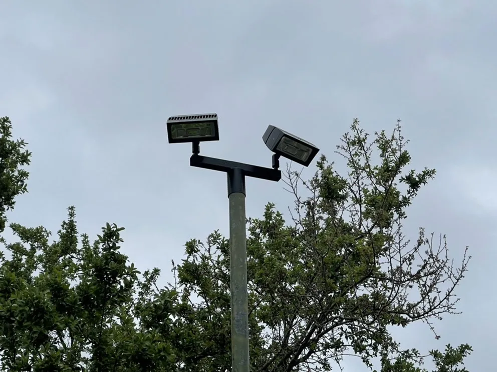 Licensed electrician providing electrical repair in , 