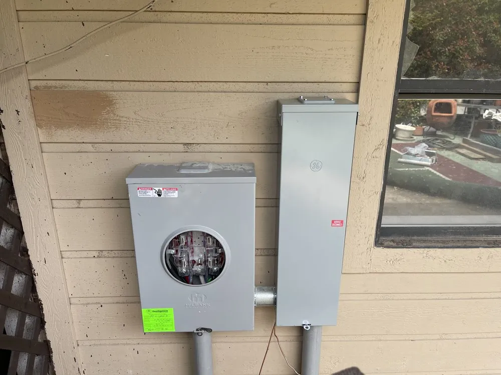 Expert electrician providing emergency electrical service in , 