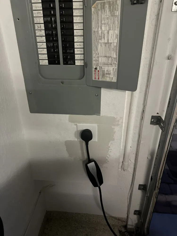 Licensed electrician providing circuit breaker repair in , 