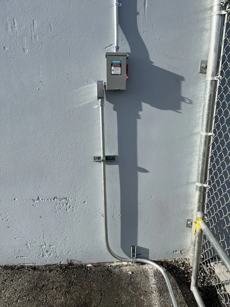 Licensed electrician providing circuit breaker repair in , 