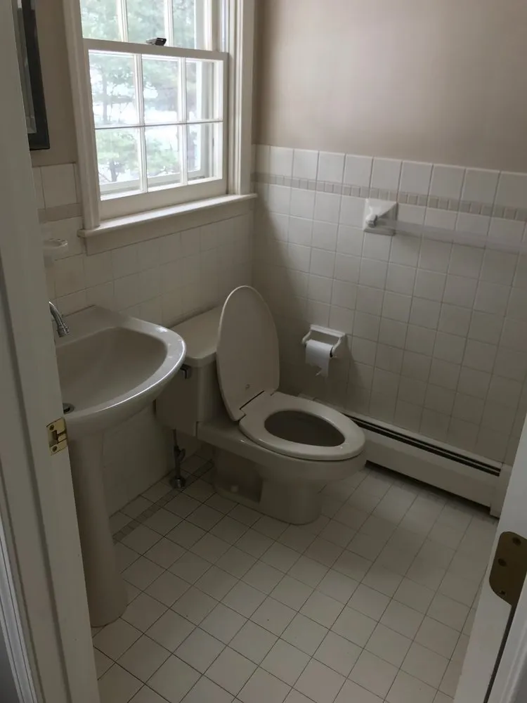 Emergency electrician providing circuit breaker repair in , 