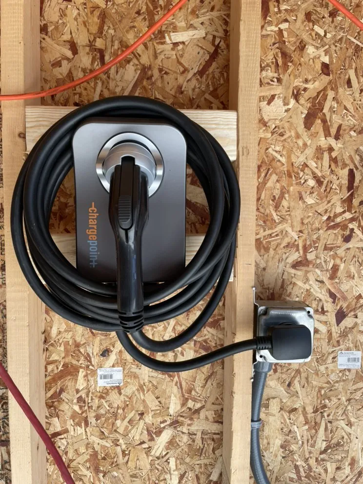 Affordable electrician providing electrical repair in , 