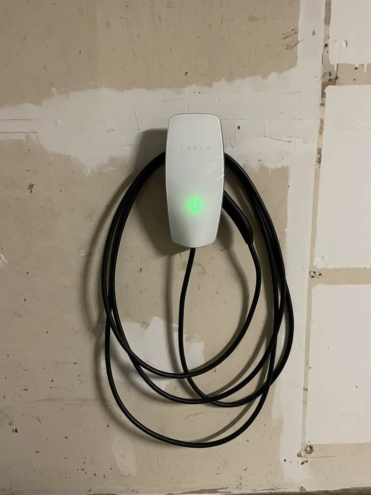 Trusted electrician providing emergency electrical service in , 