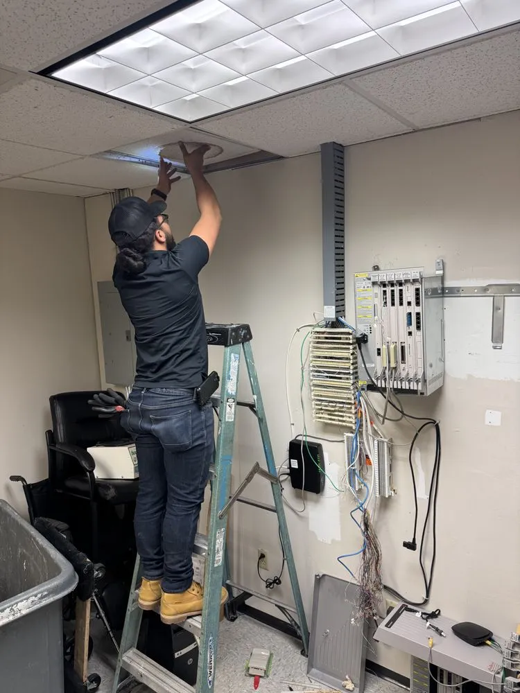 Affordable electrician providing wiring installation in , 