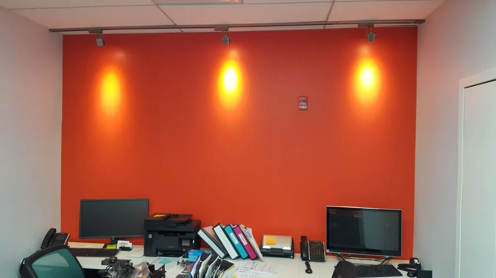 Affordable electrician providing emergency electrical service in , 