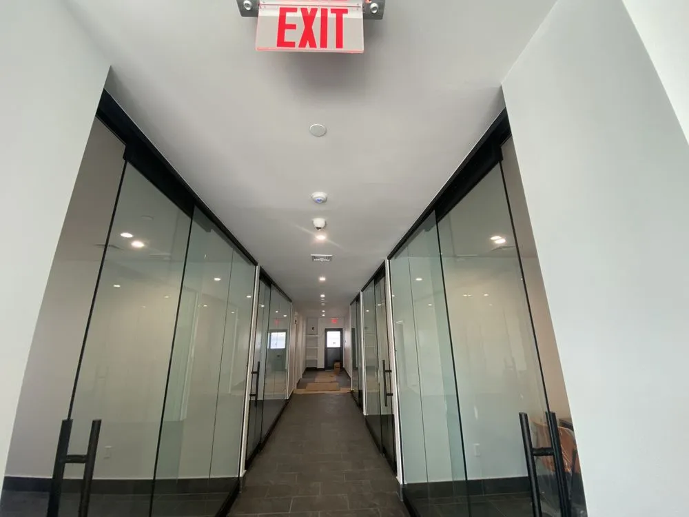 Licensed electrician providing emergency electrical service in , 