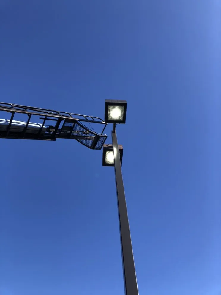 Emergency electrician providing electrical repair in , 