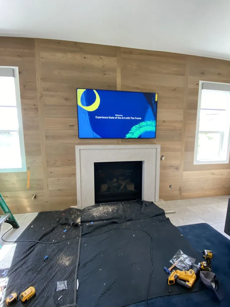 Affordable electrician providing emergency electrical service in , 