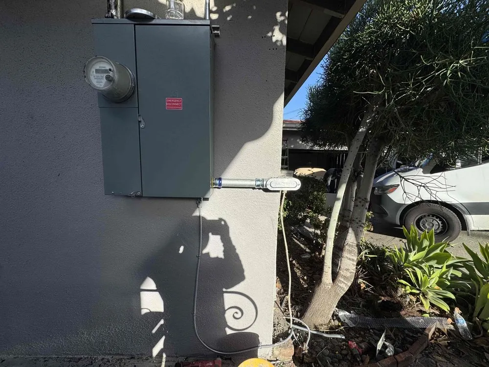 Trusted electrician providing emergency electrical service in , 