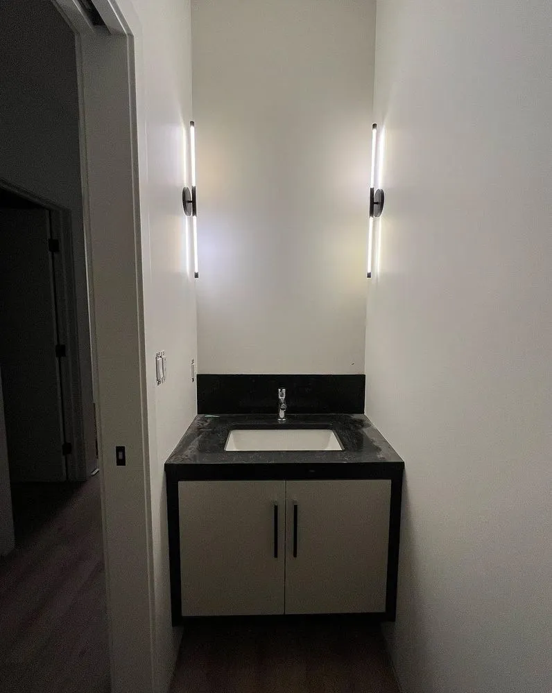 Certified electrician providing circuit breaker repair in , 