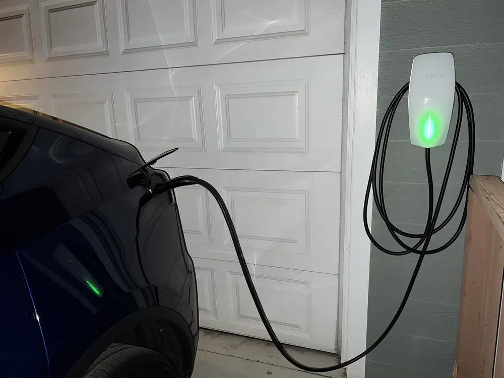 Certified electrician providing outlet and switch repair in Sunland, CA - Southbay NRG