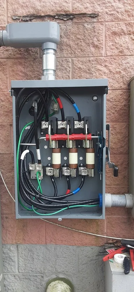 Professional electrician providing circuit breaker repair in , 