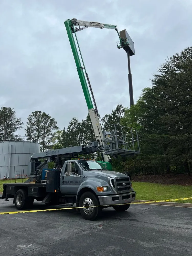 Slide of Southern Signs & Lighting Maintenance