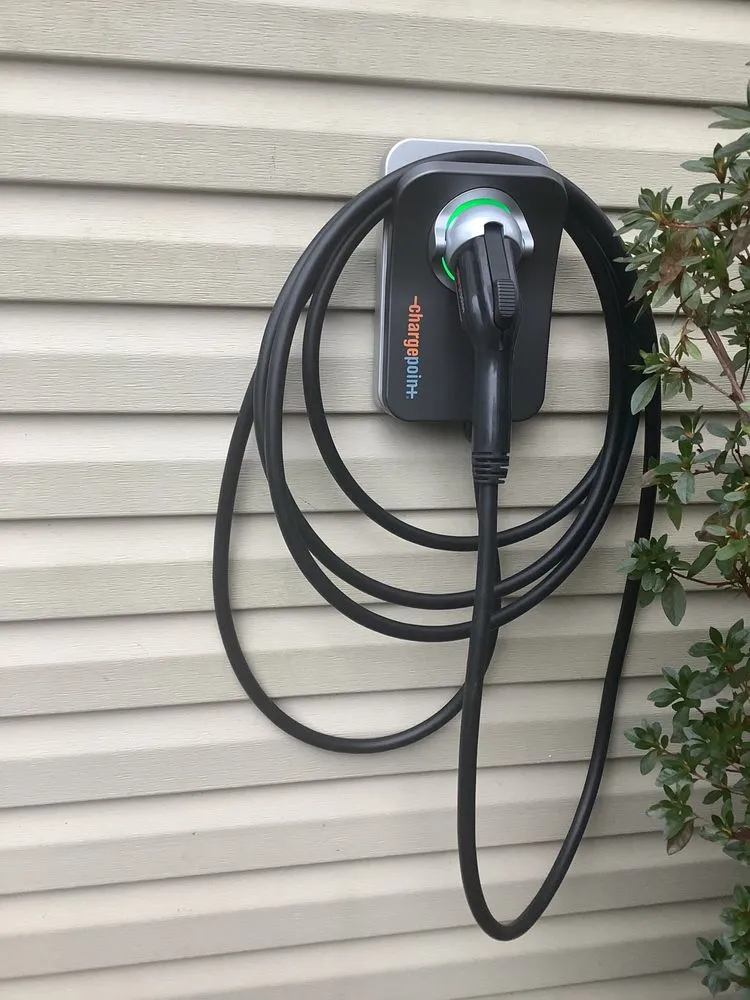 Affordable electrician providing electrical repair in , 