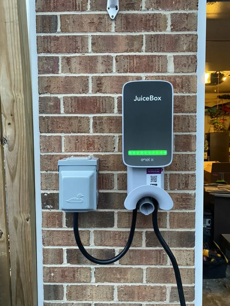 Affordable electrician providing emergency electrical service in , 