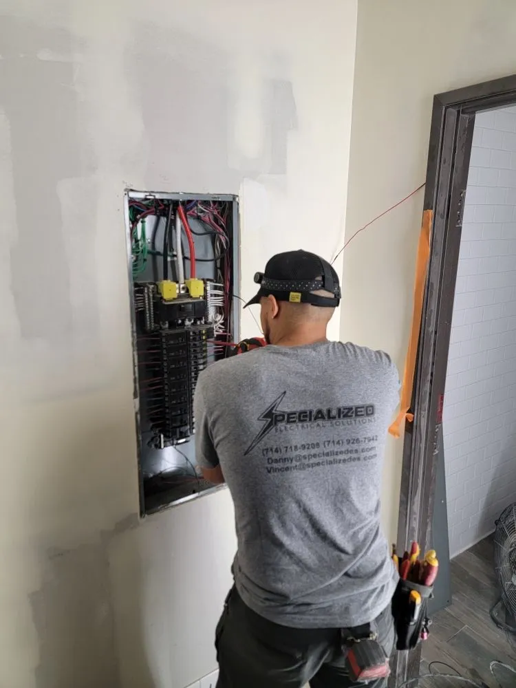 Emergency electrician providing outlet and switch repair in , 