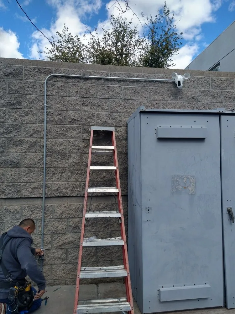 Licensed electrician providing circuit breaker repair in , 