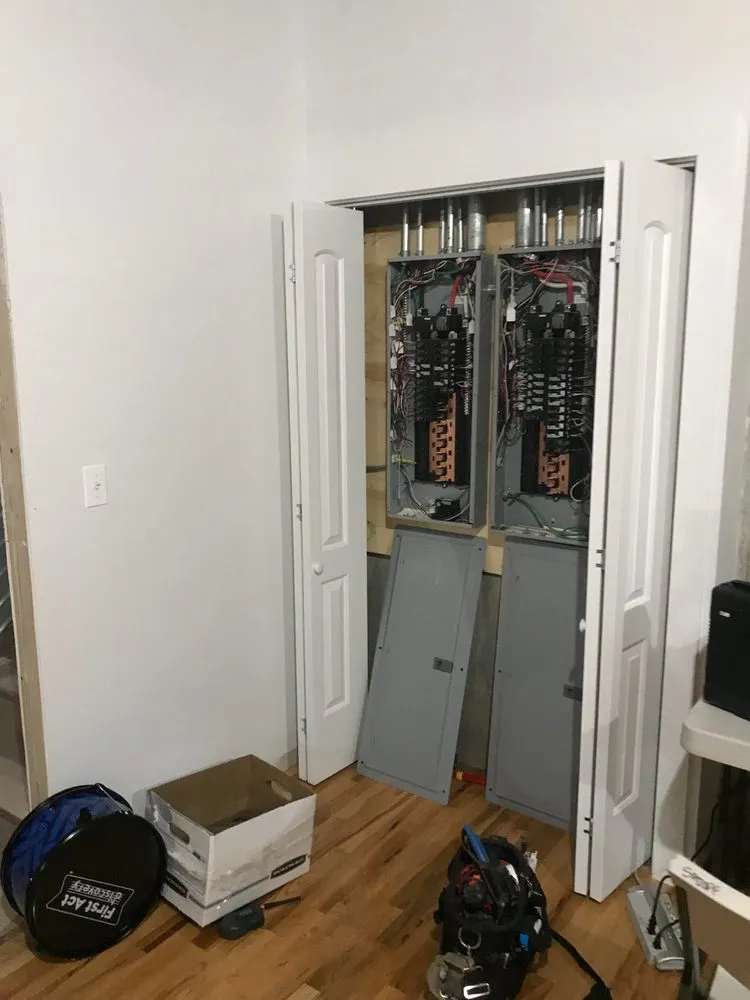 Emergency electrician providing circuit breaker repair in , 