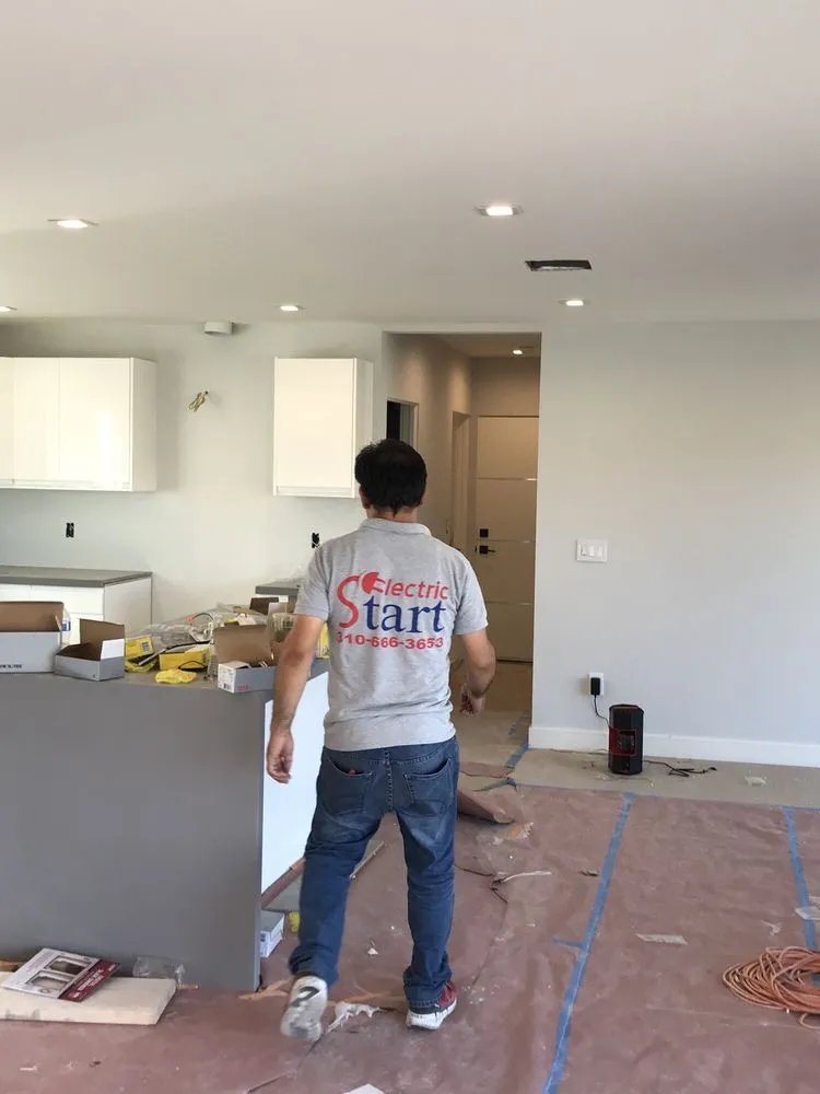 Certified electrician providing circuit breaker repair in Tarzana, CA - Start Electric