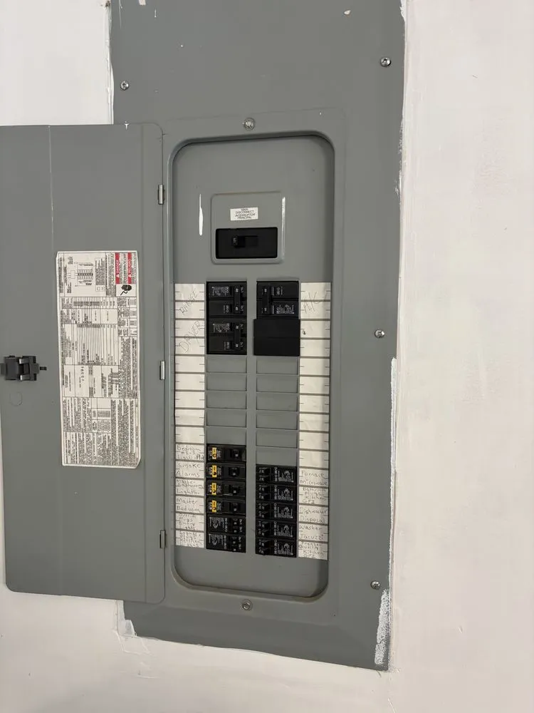 Licensed electrician providing circuit breaker repair in , 