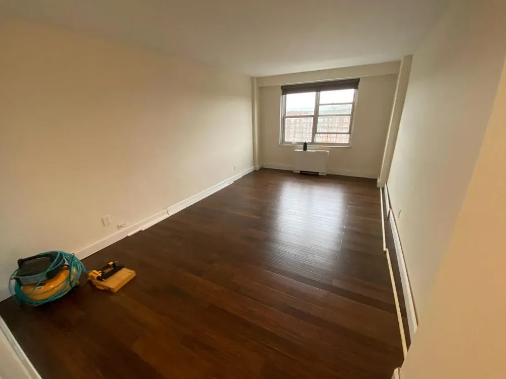 Certified electrician providing circuit breaker repair in , 