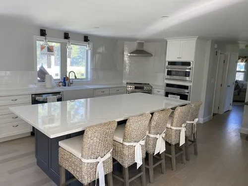 Licensed electrician providing circuit breaker repair in , 