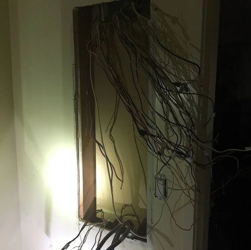 Reliable electrician providing circuit breaker repair in , 