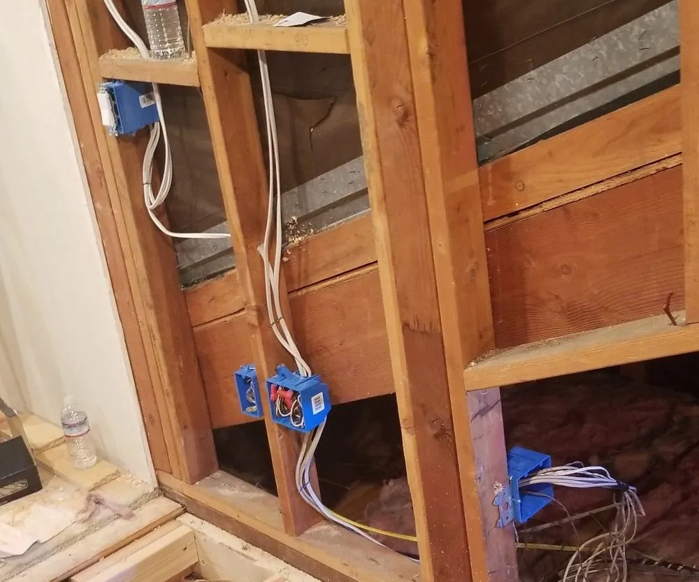 Expert electrician providing emergency electrical service in , 