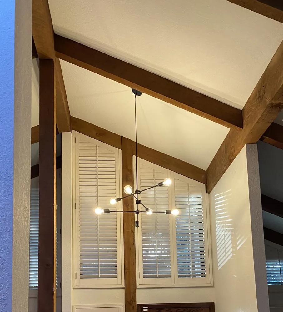 Affordable electrician providing emergency electrical service in ,