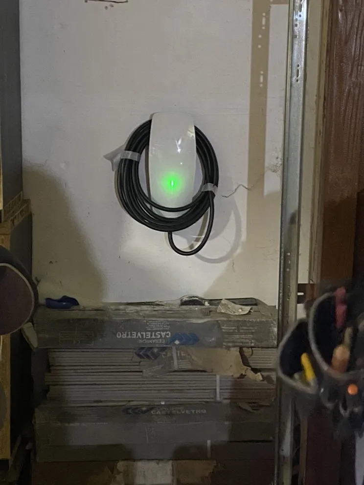 Licensed electrical service for homes in wiring installation, by