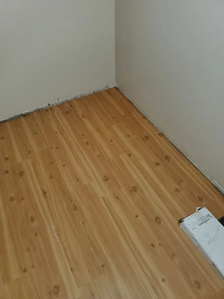 Certified electrician providing emergency electrical service in , 