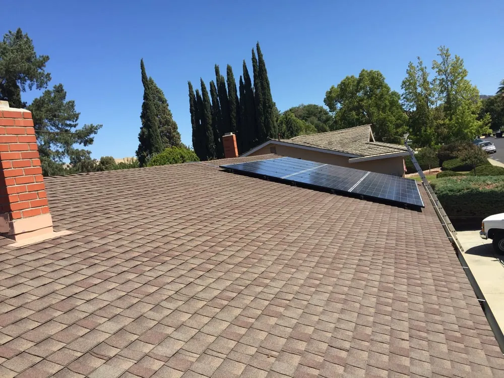 Emergency electrician providing electrical repair in , 