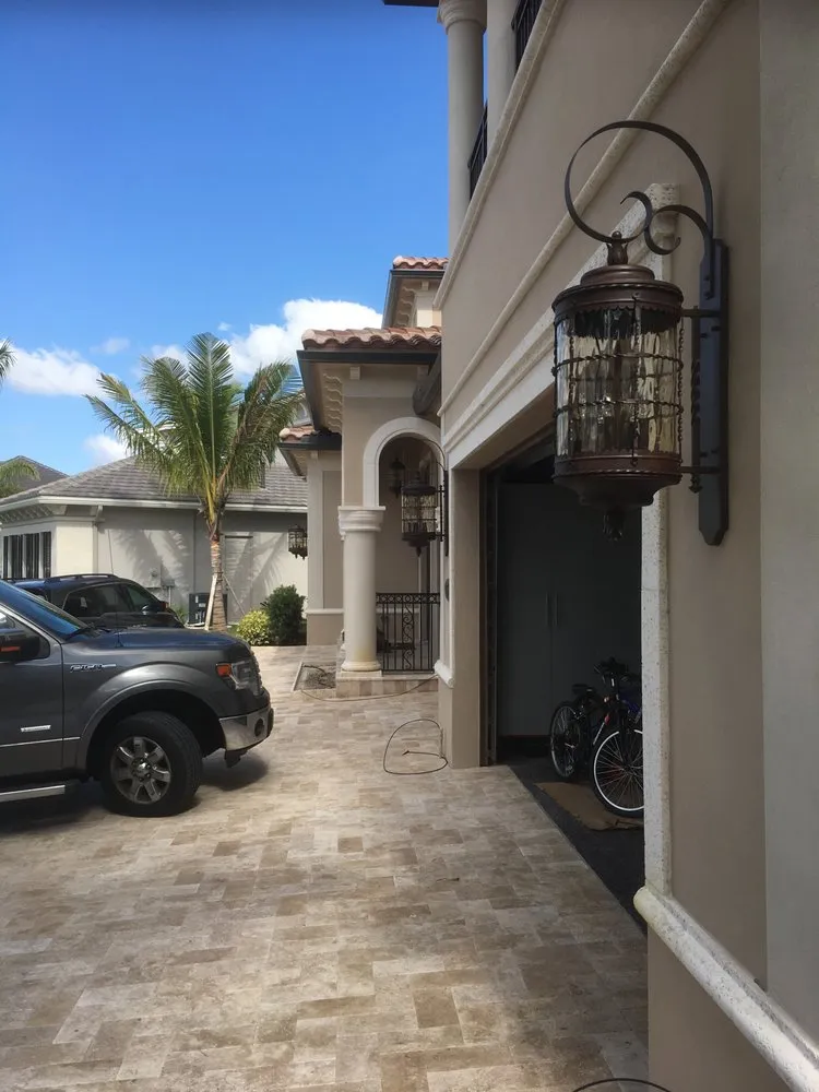 Certified electrician providing circuit breaker repair in ,