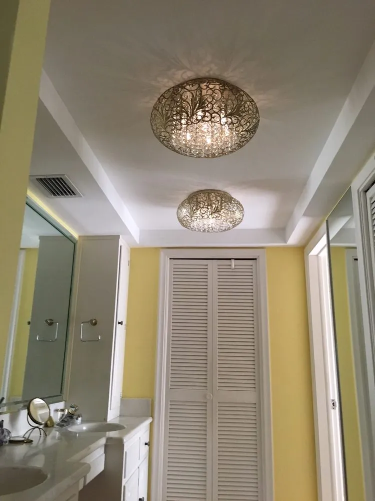 Emergency electrician providing emergency electrical service in , 