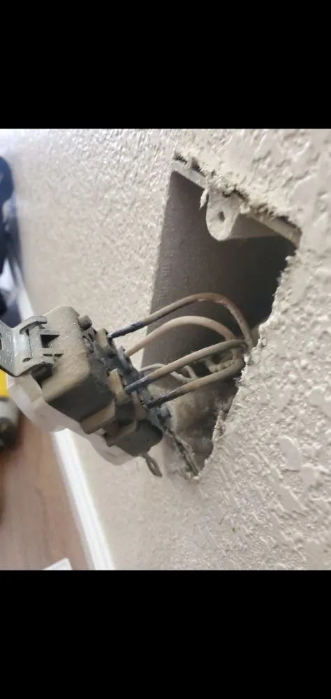 Licensed electrician providing lighting installation in , 