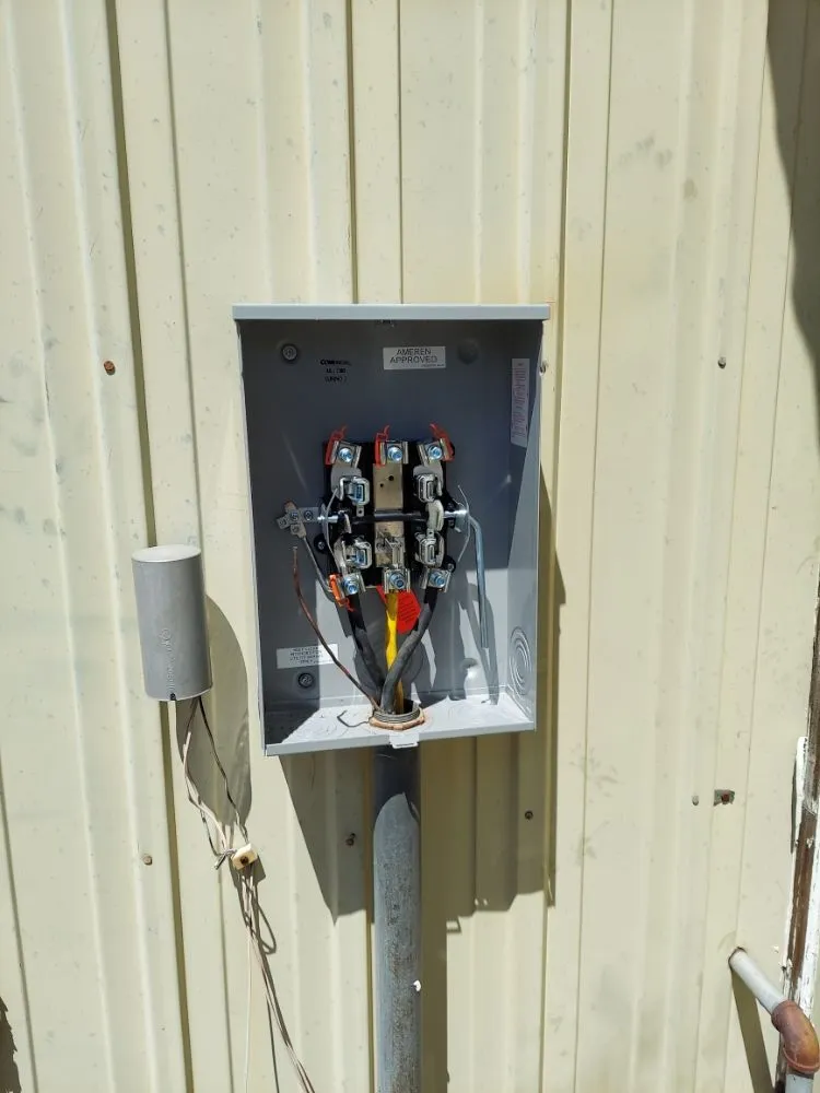 Licensed electrician providing emergency electrical service in Oakland, IL - Superior Service & Repair