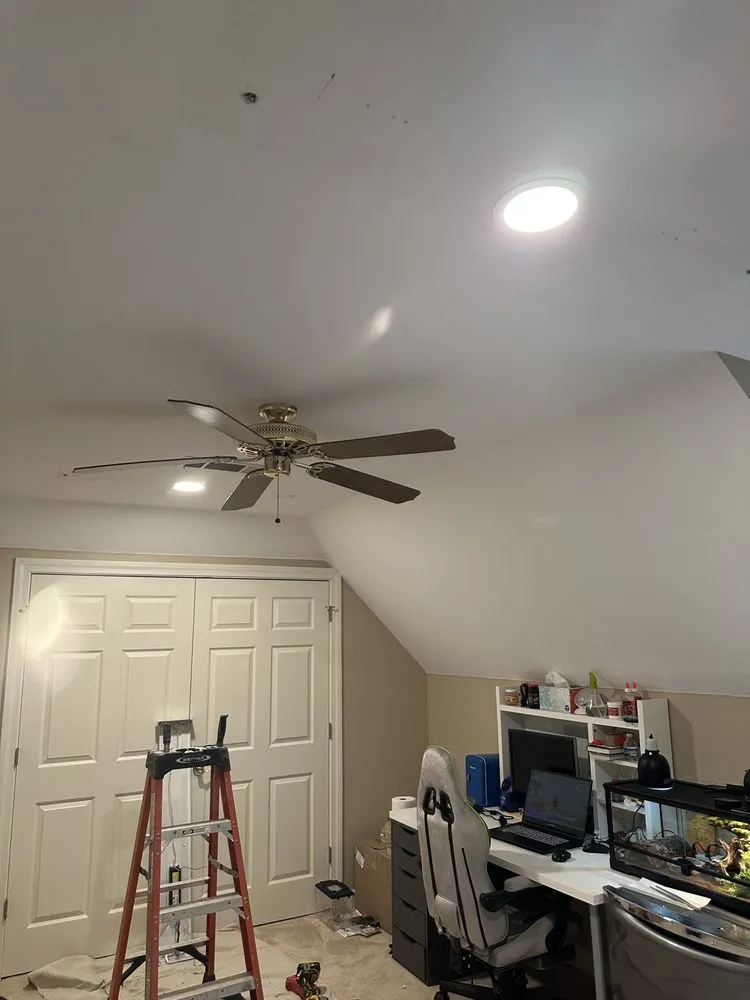 Affordable electrician providing emergency electrical service in , 