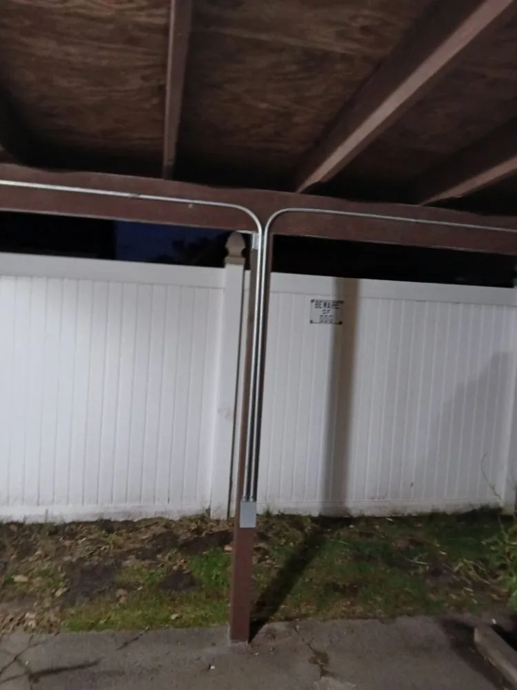 Professional electrician providing circuit breaker repair in , 